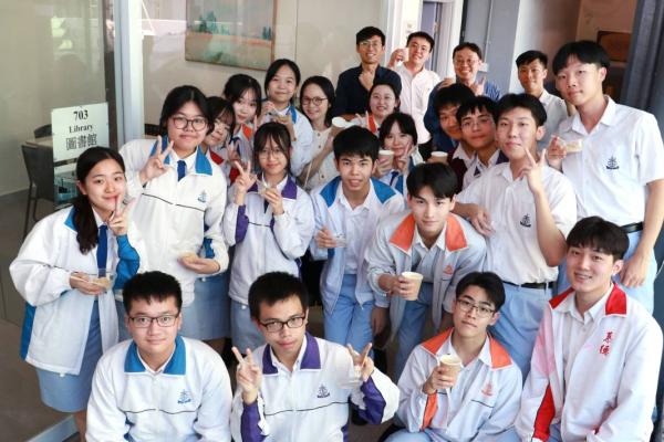 校長為努力溫習的高三同學獻上愛心糖水